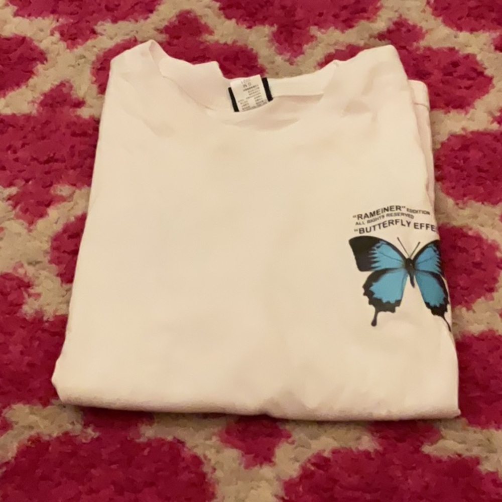 Graphic tee🦋